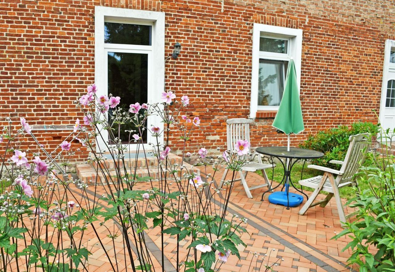 Ferienwohnungen Im Gutshaus Gnies Luaran gambar